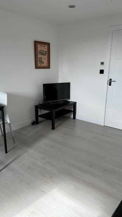 Stunning New 1 Bedroom Apartment London Eksteriør billede